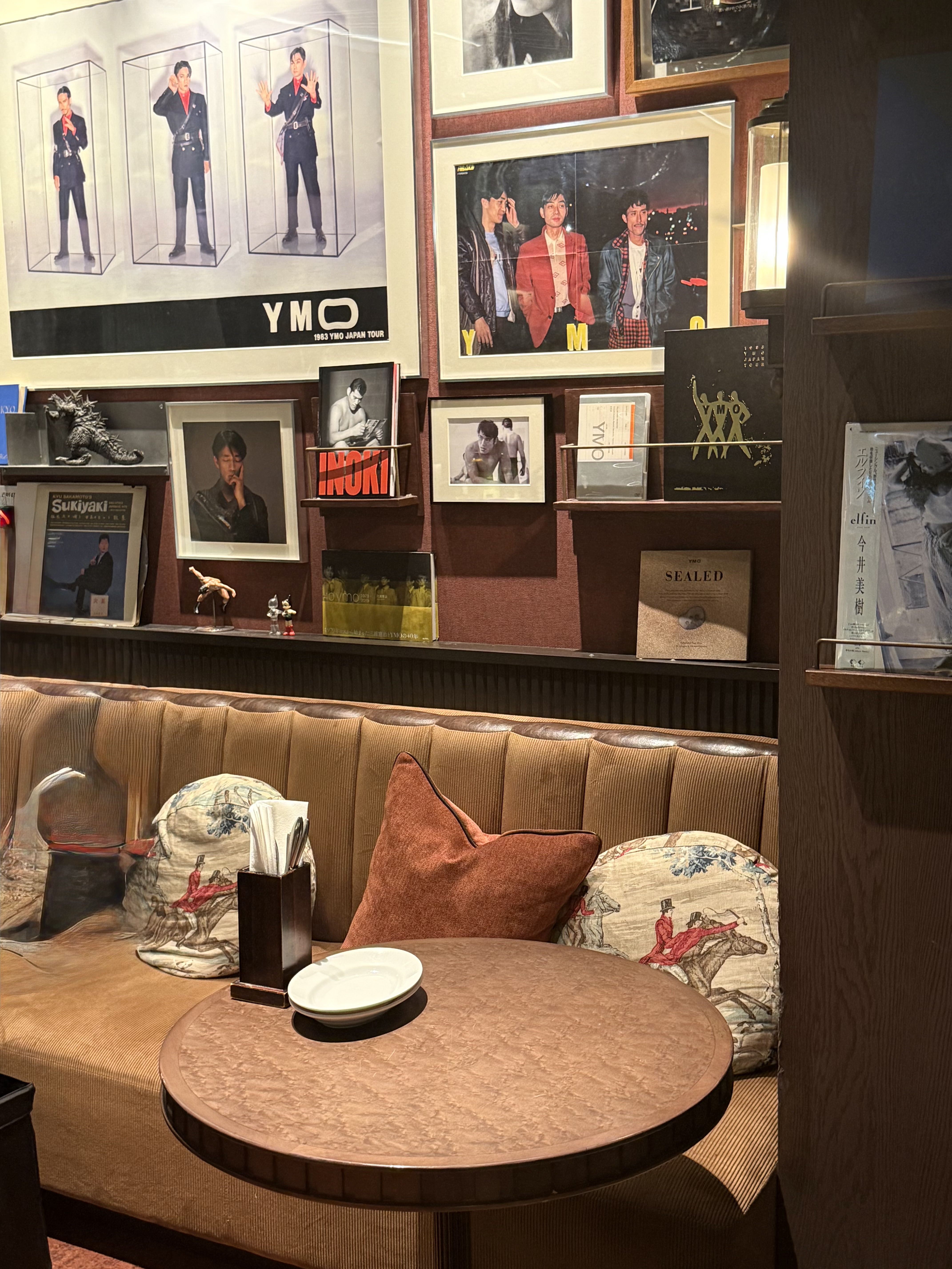 YMOのポスターが飾られた店内