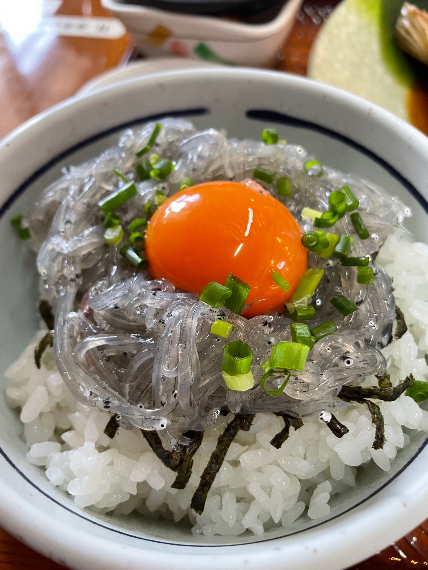 生しらす丼